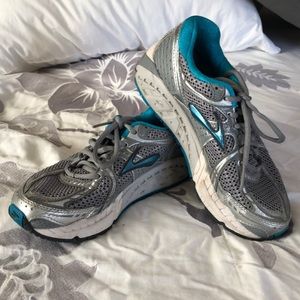 Size 6 Brooks shoes   Teal and gray in color